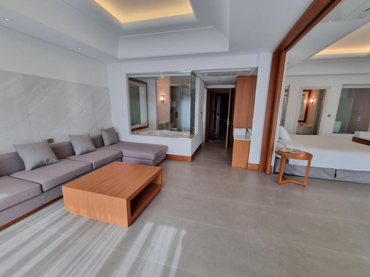 Pinegrove Hotel Gimhae Bagian luar foto