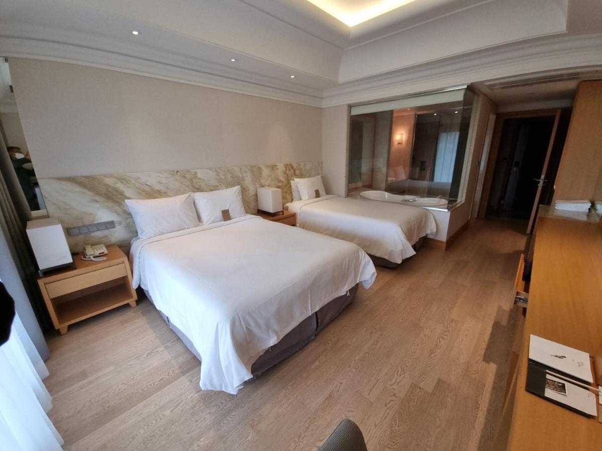 Pinegrove Hotel Gimhae Bagian luar foto