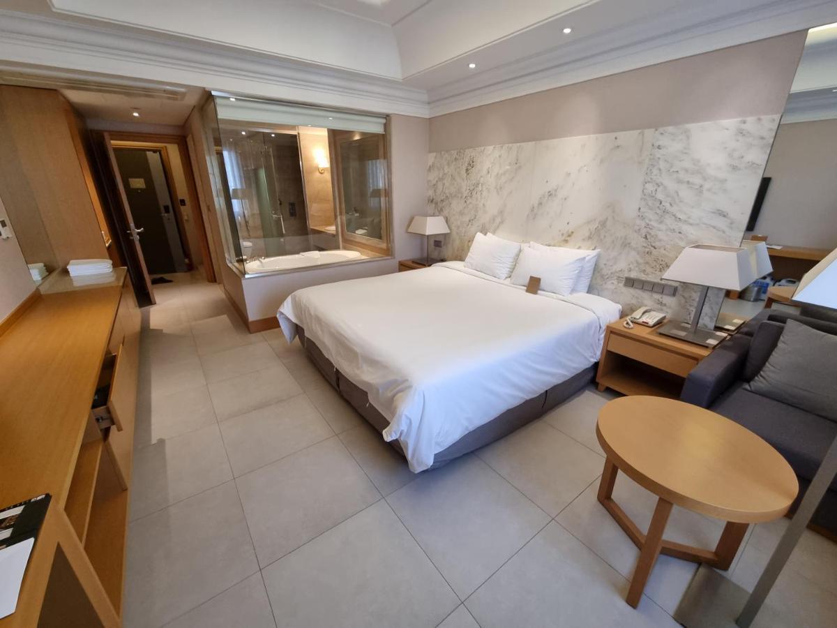Pinegrove Hotel Gimhae Bagian luar foto