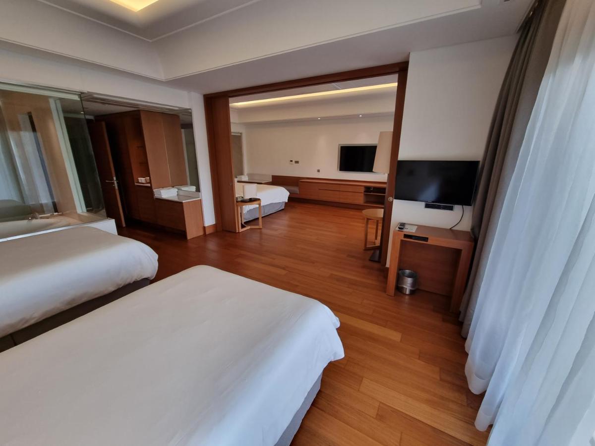 Pinegrove Hotel Gimhae Bagian luar foto