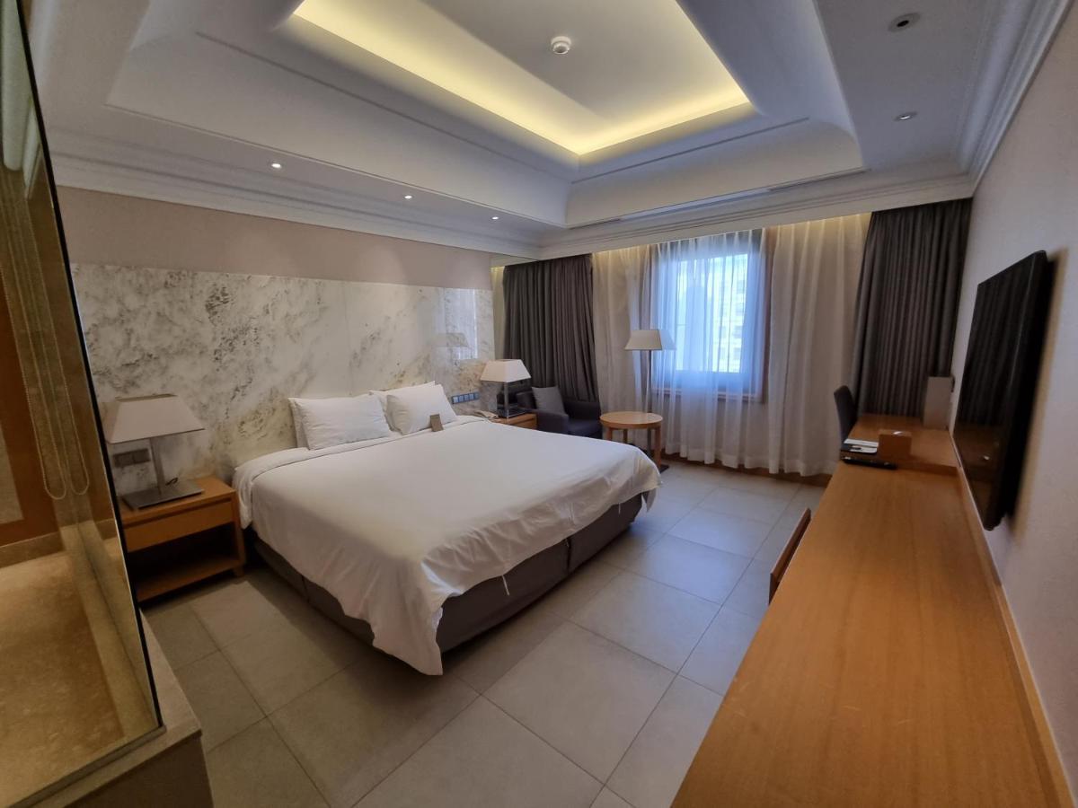 Pinegrove Hotel Gimhae Bagian luar foto